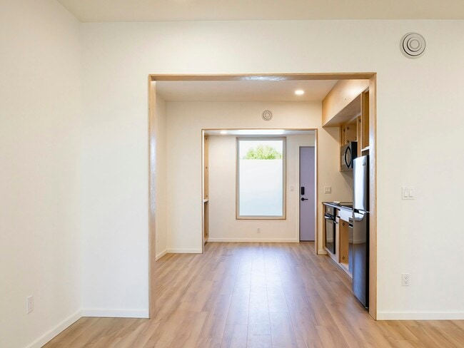 Building Photo - 1614 6th Ave