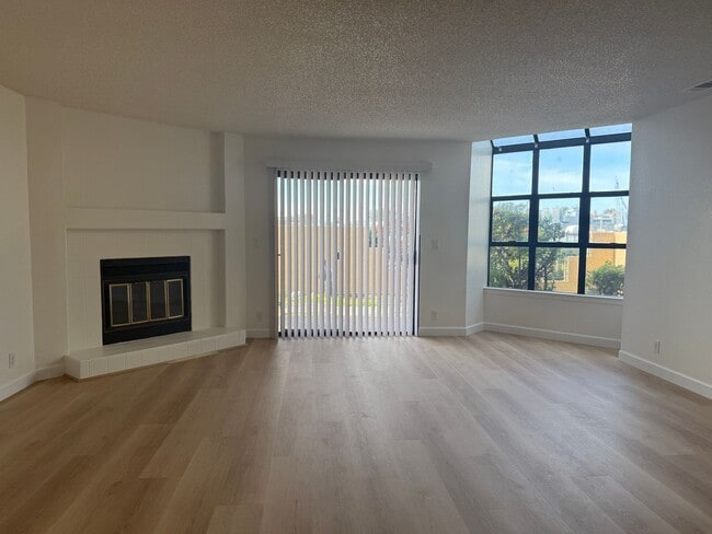 Building Photo - Mariners Landing Waterfront 1 Bed / 1 Bath Condo in Gated Community – Near Vallejo Ferry Building