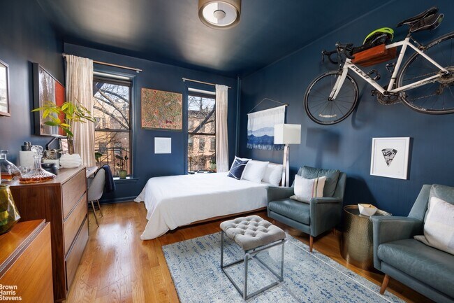 Building Photo - Spacious Park Slope Studio
