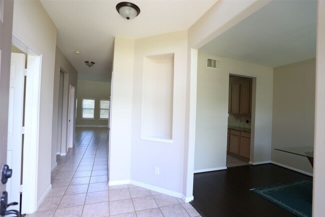 Building Photo - 3327 Summerwood Ln