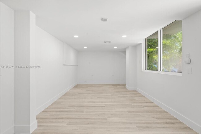 Foto del edificio - 600 NE 27th St