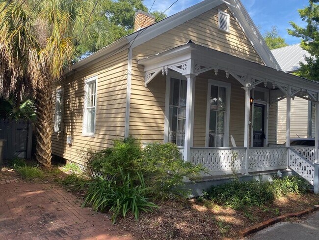Building Photo - Pensacola - Downtown - 2 bedroom, 1.5 bath...