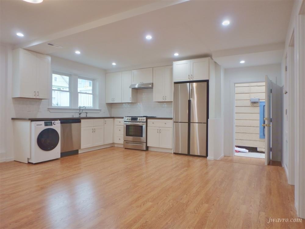 Primary Photo - 1459 Revere Ave