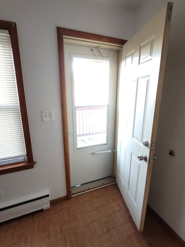 Puerta trasera al porche - 7226 W Belden Ave