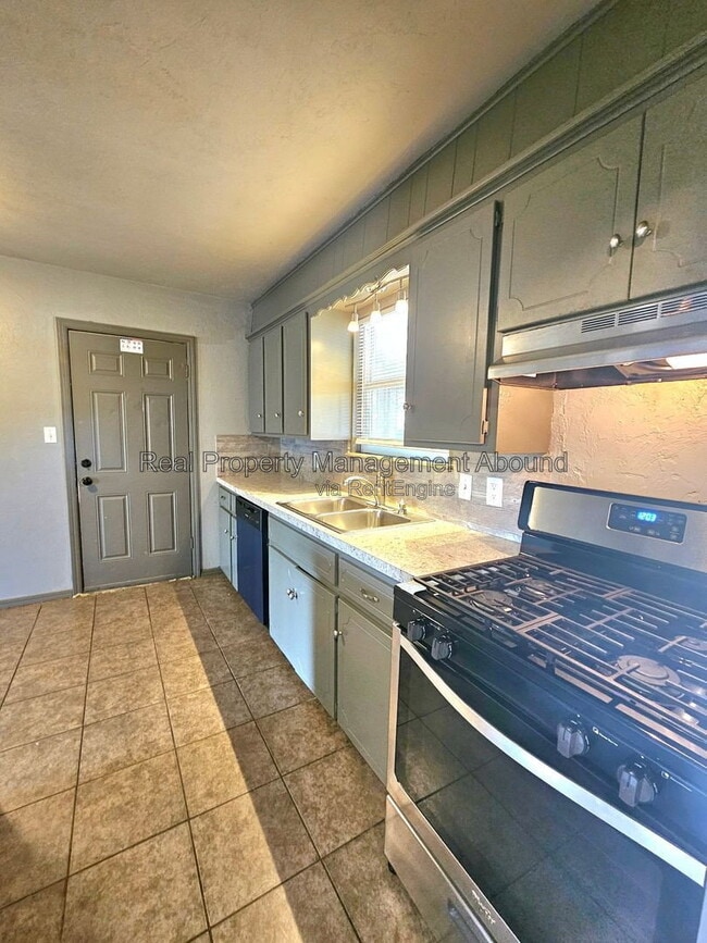 Building Photo - 308 S Hickory Pl