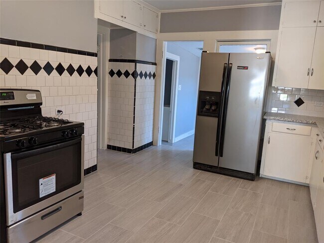 Foto del edificio - 6732 Avenue R