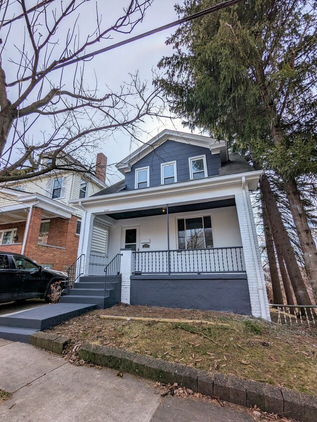 Primary Photo - Cozy 2 Bedroom House on quiet street (Mars...