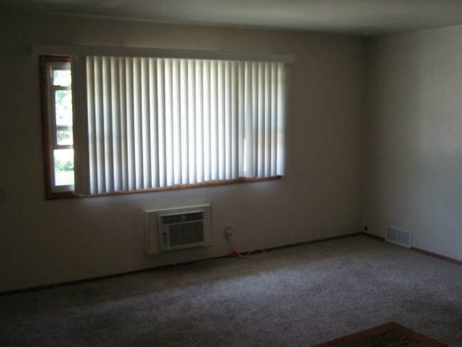 Building Photo - 6600 N 77th Street - 2  Bedroom Lower