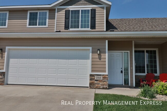 Building Photo - Beautiful 2 Story Townhome with Loads of A...