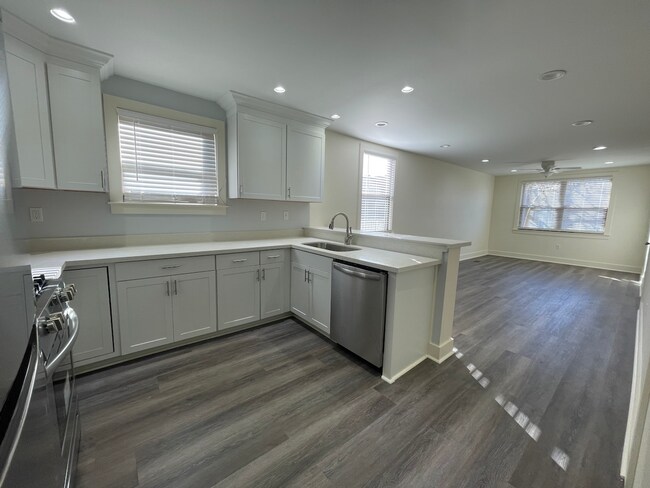 Foto del edificio - Gorgeous Old Metairie 2 Bed/1Bath Renovation, steps from Metairie Road! Parking spot included!