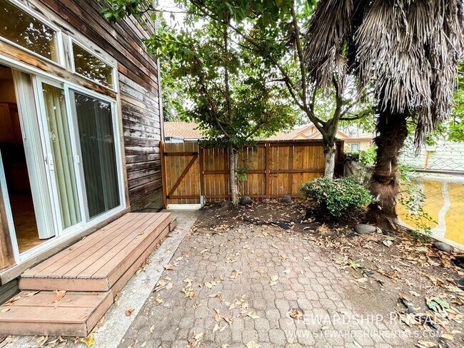 Building Photo - 600 E. 8th-