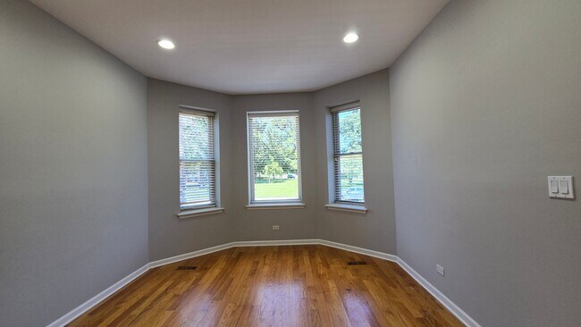 Foto del edificio - 3147 W Augusta Blvd