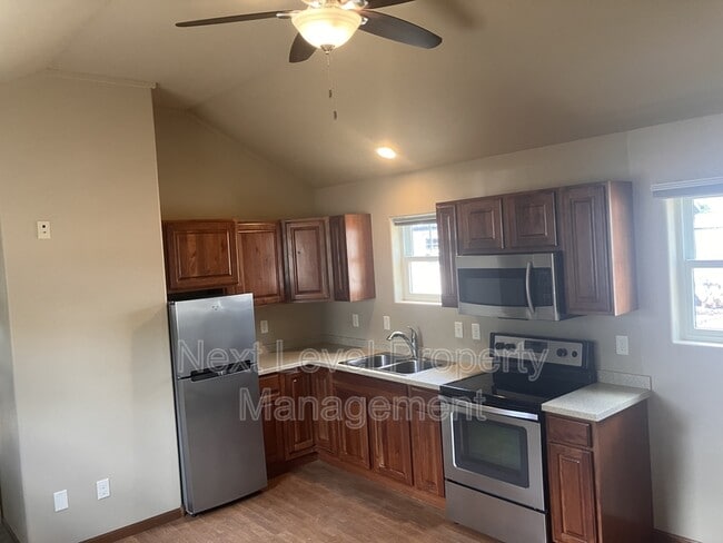 Building Photo - 111 E Cottonwood Dr