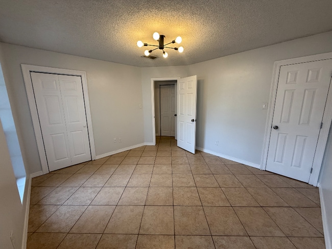 Building Photo - 142 Village Dr