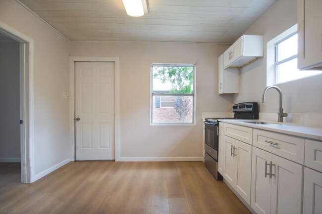 Building Photo - 37701 Primo Dr