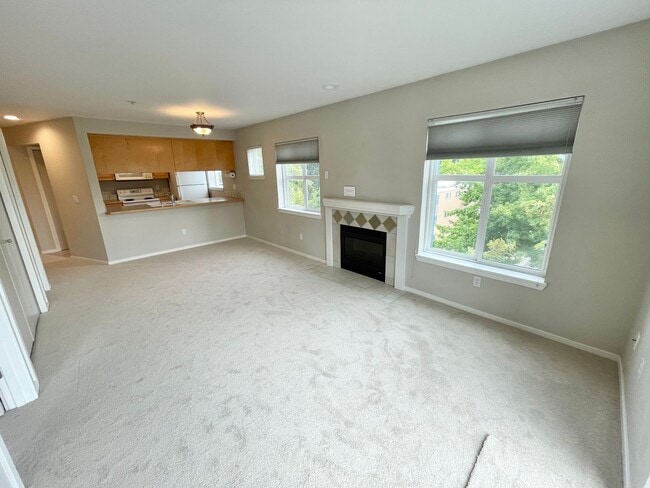 Foto del edificio - Two-Bedroom Top Floor Corner Unit Condo in...