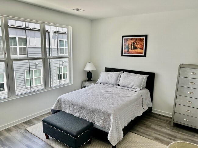 Building Photo - 2018 Edison Pk Ln