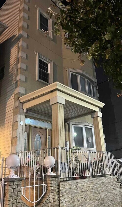 Primary Photo - 2714 New York Ave