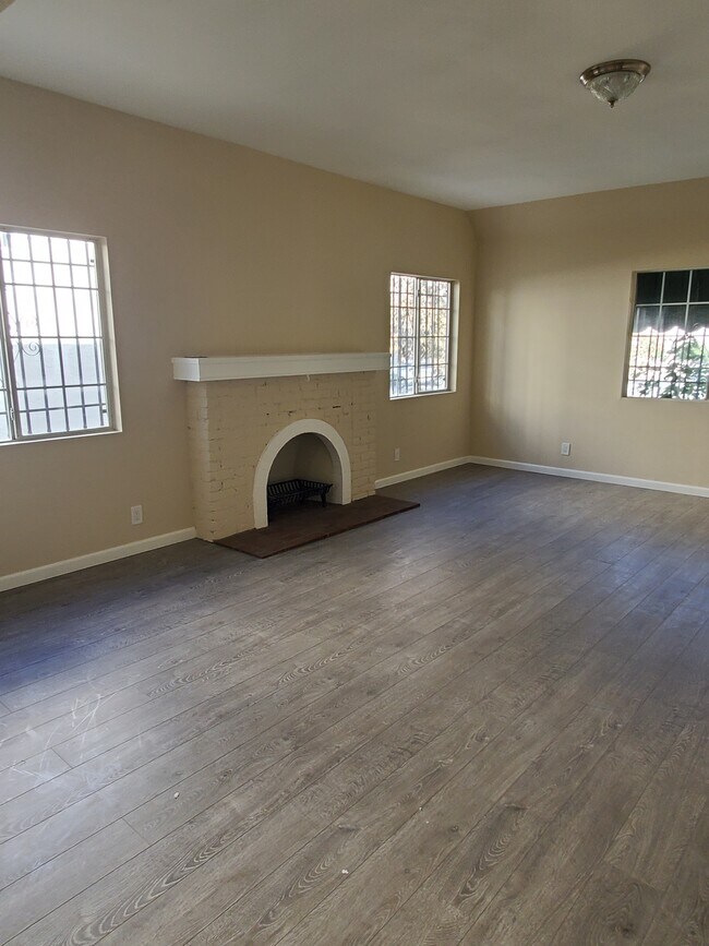 Foto del edificio - 947 S Sycamore Ave