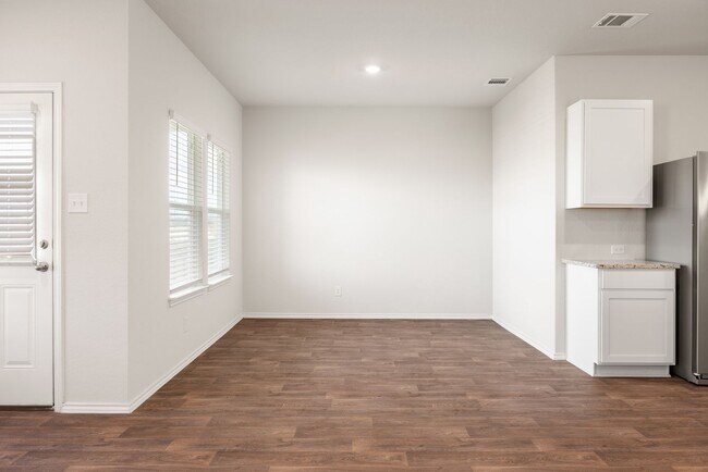 Foto del edificio - ALL APPLIANCES INCLUDED!!!  BRAND NEW, NEV...
