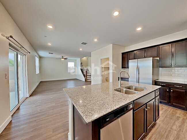 Building Photo - 5914 W Columbine Dr