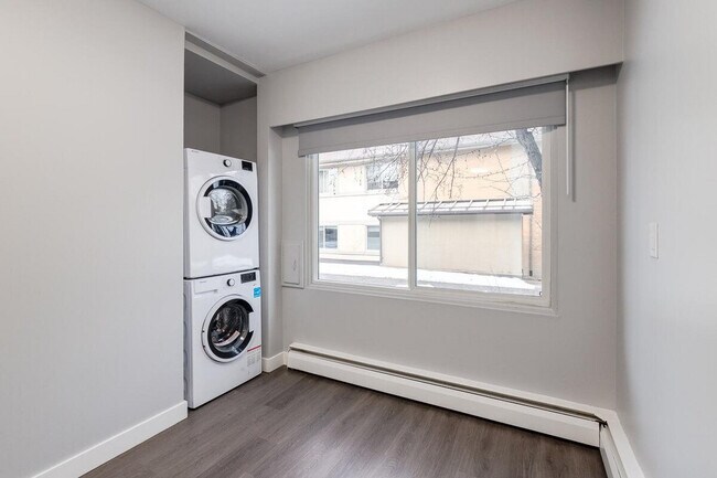 Photo du bâtiment - Glenmore Gardens Townhomes & Coachhomes