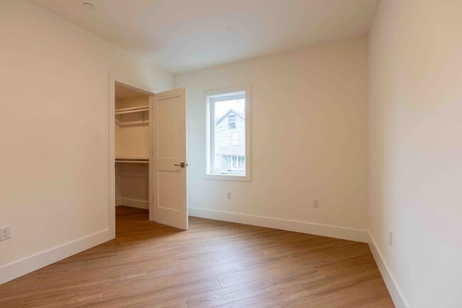BR with walk-in closet - 517 18th St