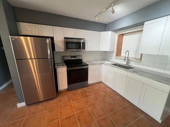 Foto del edificio - 300 83rd Ave N