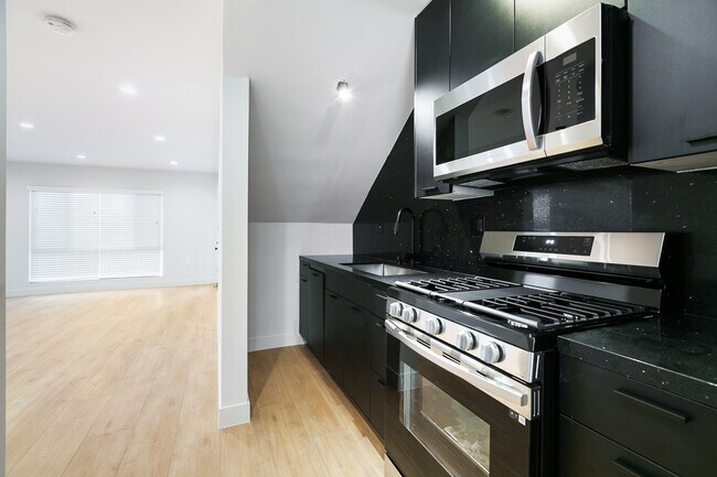 Foto del edificio - 345 N Heliotrope Dr