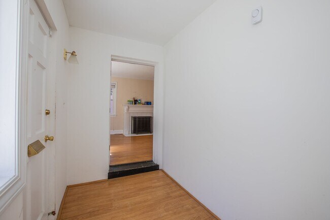 Foto del edificio - Charming 3 BR/3 BA Single-Family Home in B...