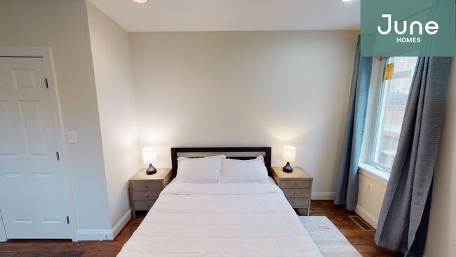 Building Photo - ROOM ONLY in 3-bed/2.5-bath Home