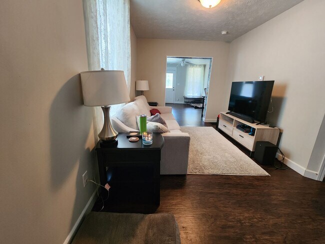 Building Photo - 2 Bedroom Home in Bloomington!