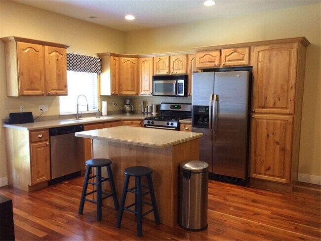 Building Photo - 2718 N Elm Dr