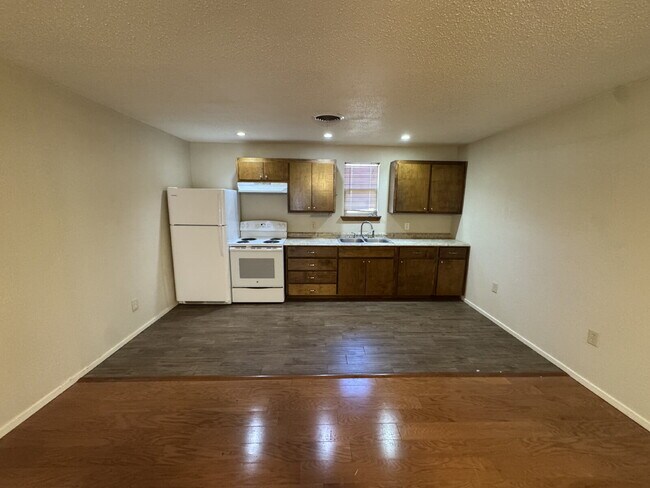 Foto del edificio - Charming 2-Bedroom Home in Lubbock with Cozy 775 Sq Ft Living Space!
