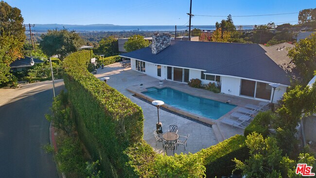 Foto del edificio - 826 N Tigertail Rd