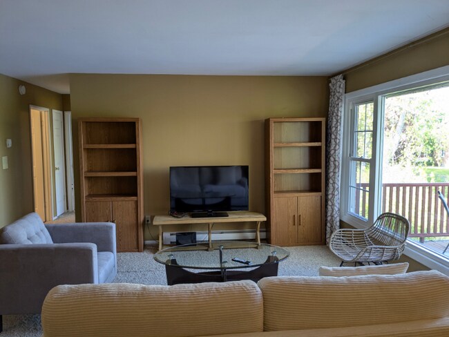 Foto del edificio - 608 Laurel Lake Rd