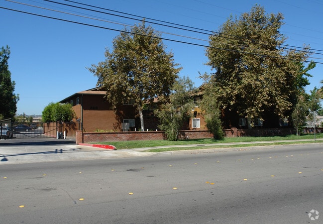 Building Photo - Maple Park Villas