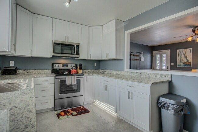 Building Photo - 1701 Acacia Dr