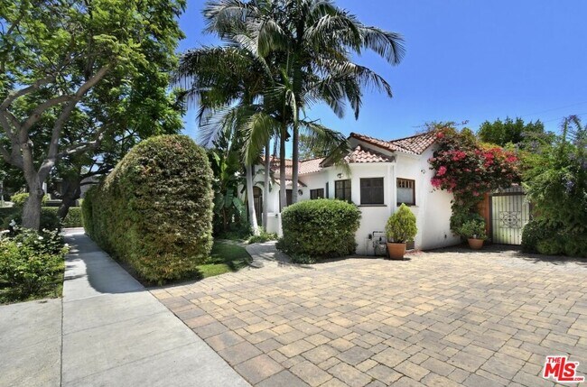 Foto del edificio - 8704 Ashcroft Ave