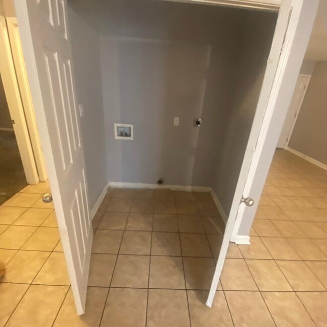 LAUNDRY ROOM - 1209 Warren St