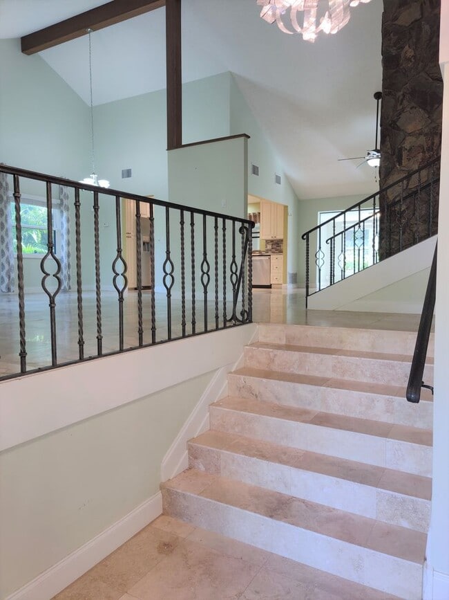 Building Photo - Annual - Venice Island Pool home with Span...