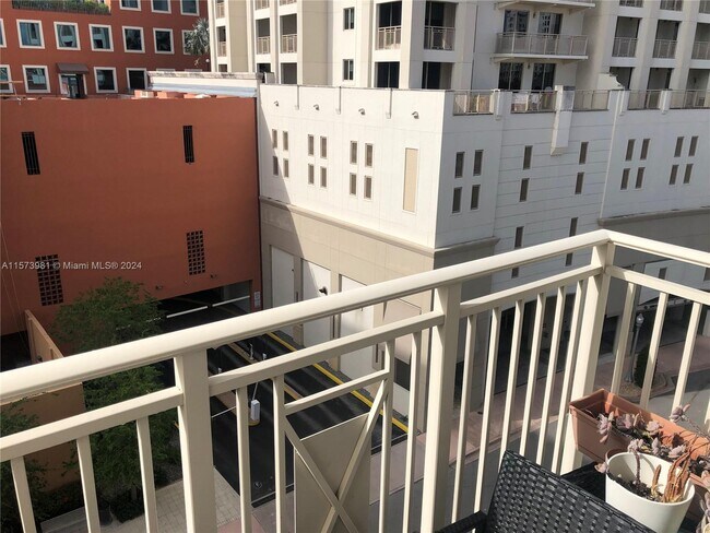 Foto del edificio - 2030 S Douglas Rd