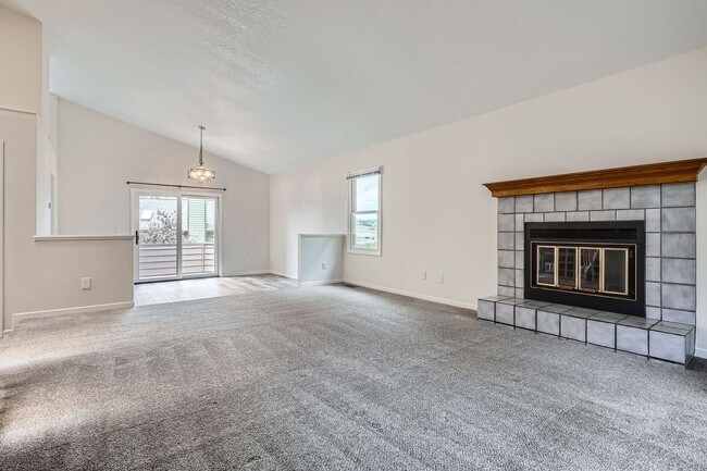 Foto del edificio - 5 bed 3.5 bath Plum Creek home