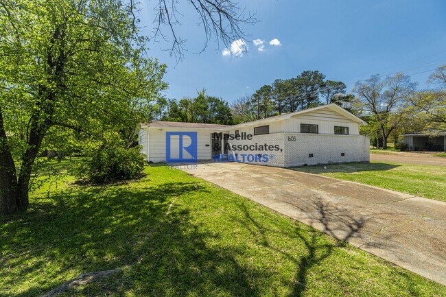 Building Photo - 3 Bed/2 Bath Home In Huntington Park