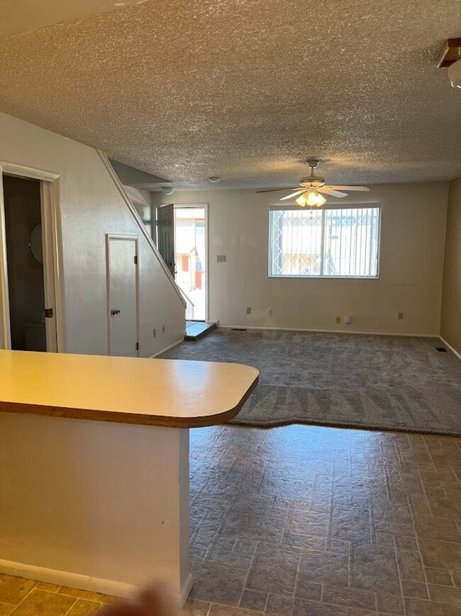 Building Photo - Nicely Maintained Condo!
