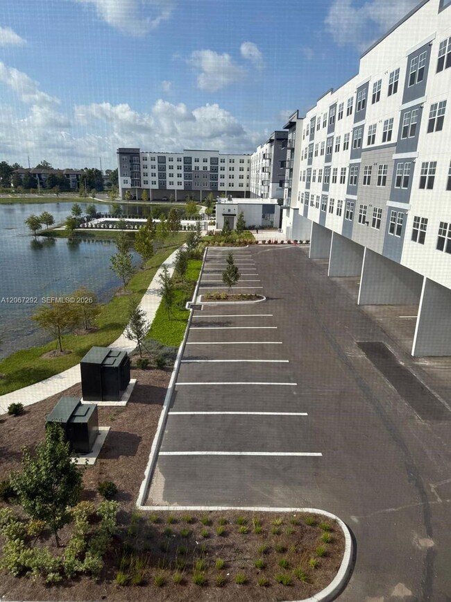 Foto del edificio - 5563 Millennia Park Dr