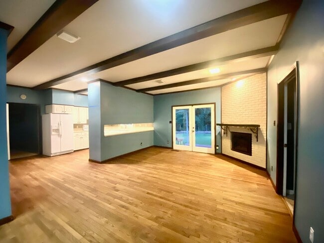Building Photo - Large Fulton Home