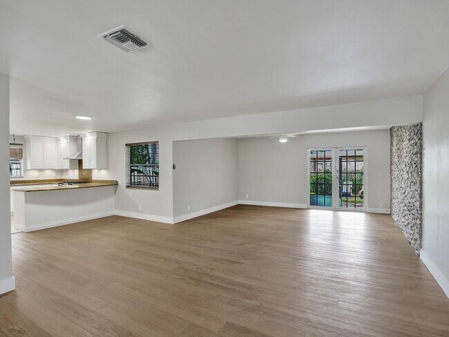 Building Photo - 4440 NE 17th Terrace