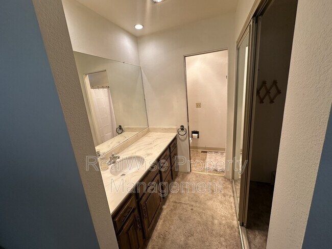 Foto del edificio - 321 Larkin Rd