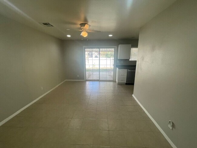 Building Photo - Centrally Located Just South- Near Strip !!!!!!